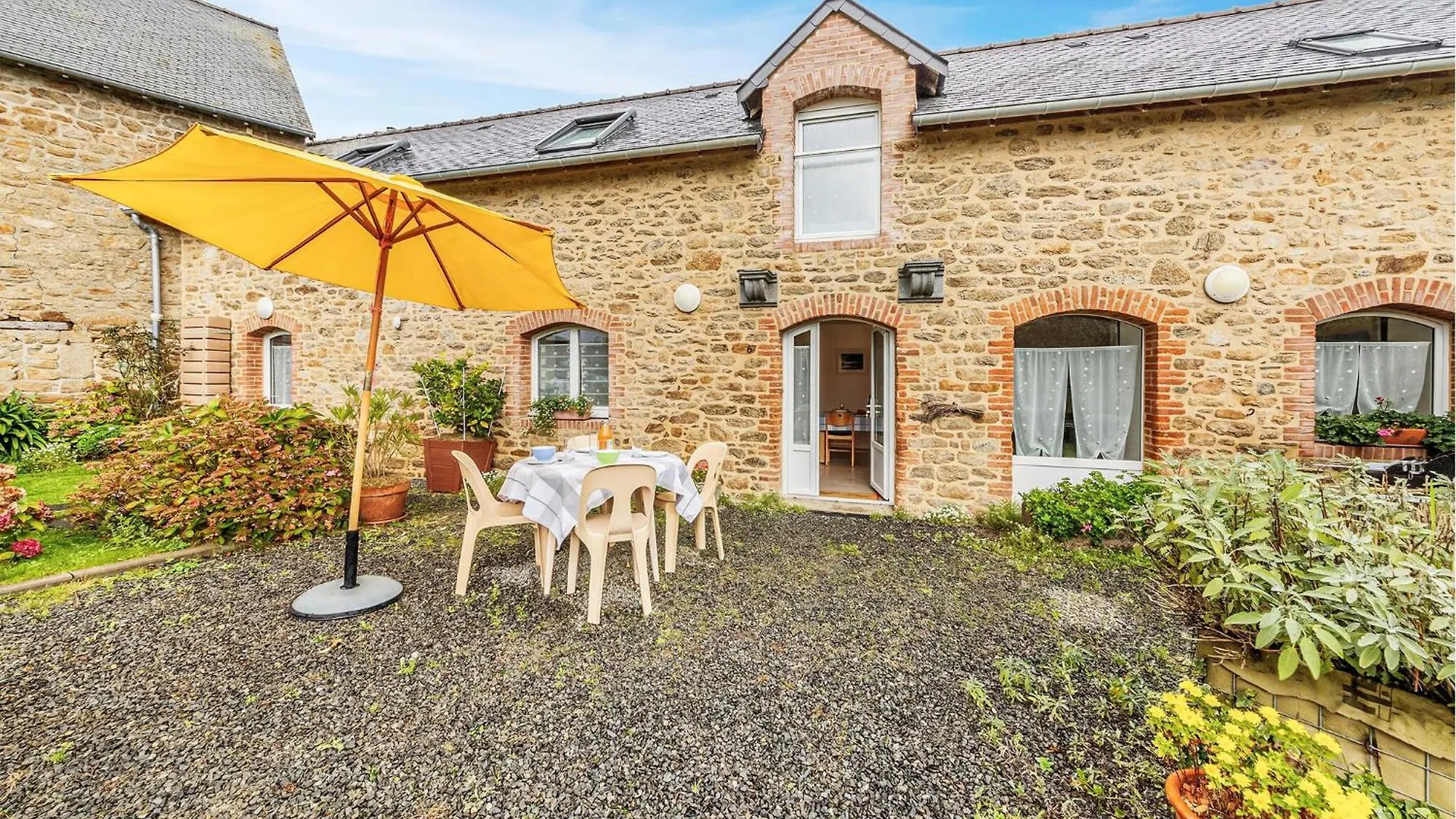 2 Bedroom Gorgeous Home In Saint-Meloir-Des-Ondes Holiday home